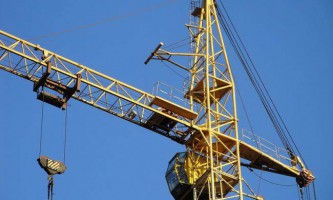 В Умани на незаконной стройке обрушился кран